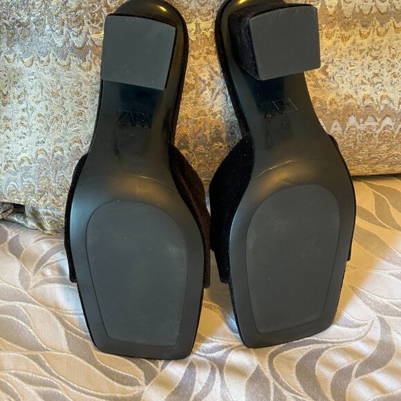 ZARA Black Velvet Chain Heeled Mules | Gold Chunky Chain | Size 37 - Picture 4 of 6